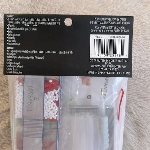 NWT MAKE MARKET, Makes 3 Fabrique
Holiday Diamond Art Bookmark Kit - Picture 4 of 4